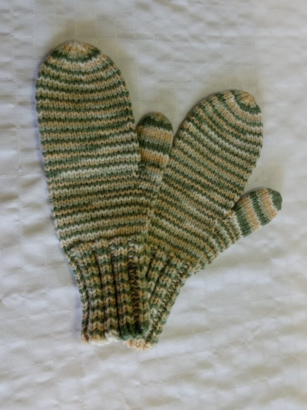 Retro mittens hand-knitted by my mother in the 1990s, in perfect condition